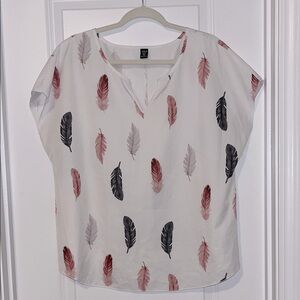 ⚡️ 3 for $20 ⚡️ SHEIN White Top With Pink and Gray Feather Print